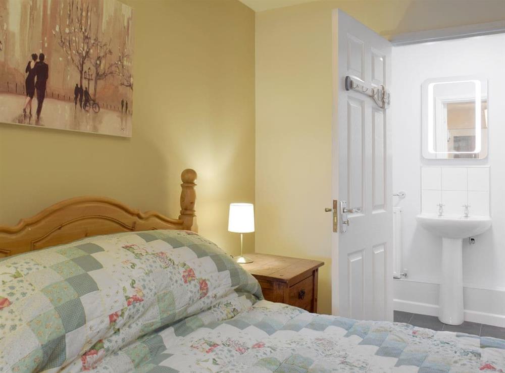 Annex – Double bedroom with en-suite at Green Haven in Narberth, Pembrokeshire, Dyfed