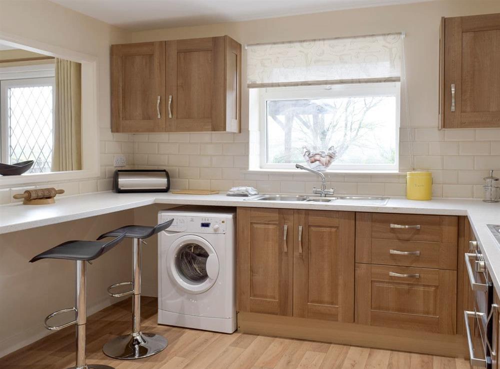 Annex – Well-equipped kitchen with breakfast bar at Green Haven in Narberth, Pembrokeshire, Dyfed