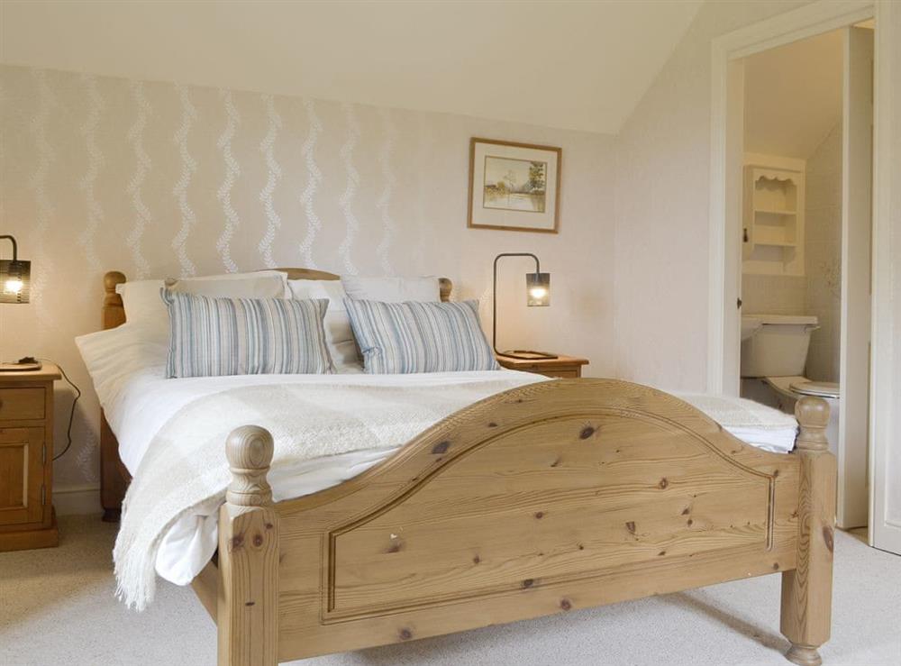 Attractive en-suite double bedroom at Green Lane Cottage in Aberhafesp, near Newtown, Powys