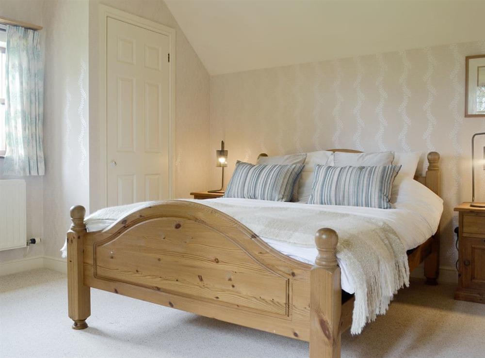 Comfortable second en-suite double bedroom at Green Lane Cottage in Aberhafesp, near Newtown, Powys