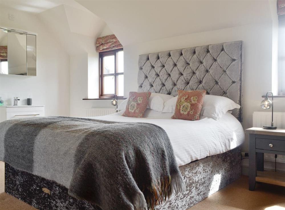 Peaceful third en-suite double bedroom at Green Lane Cottage in Aberhafesp, near Newtown, Powys