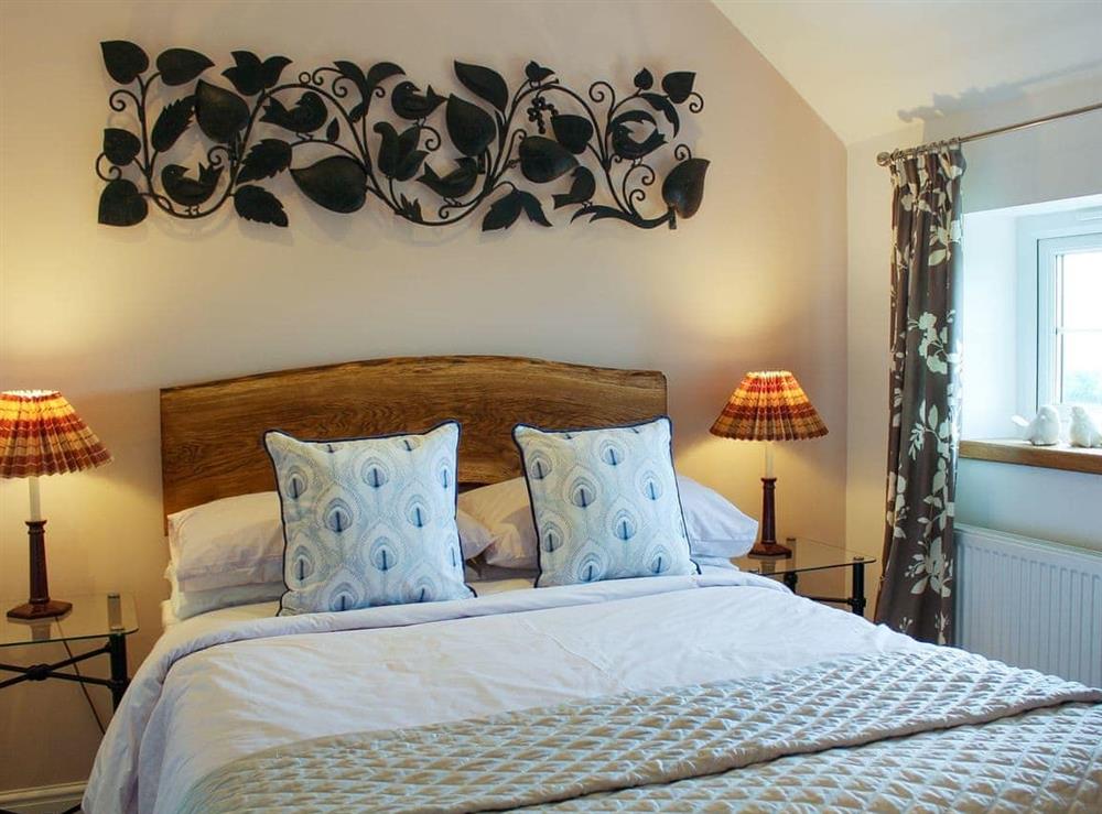 Relaxing double bedroom at Green Oak Cottage in Sandley, near Gillingham, Dorset