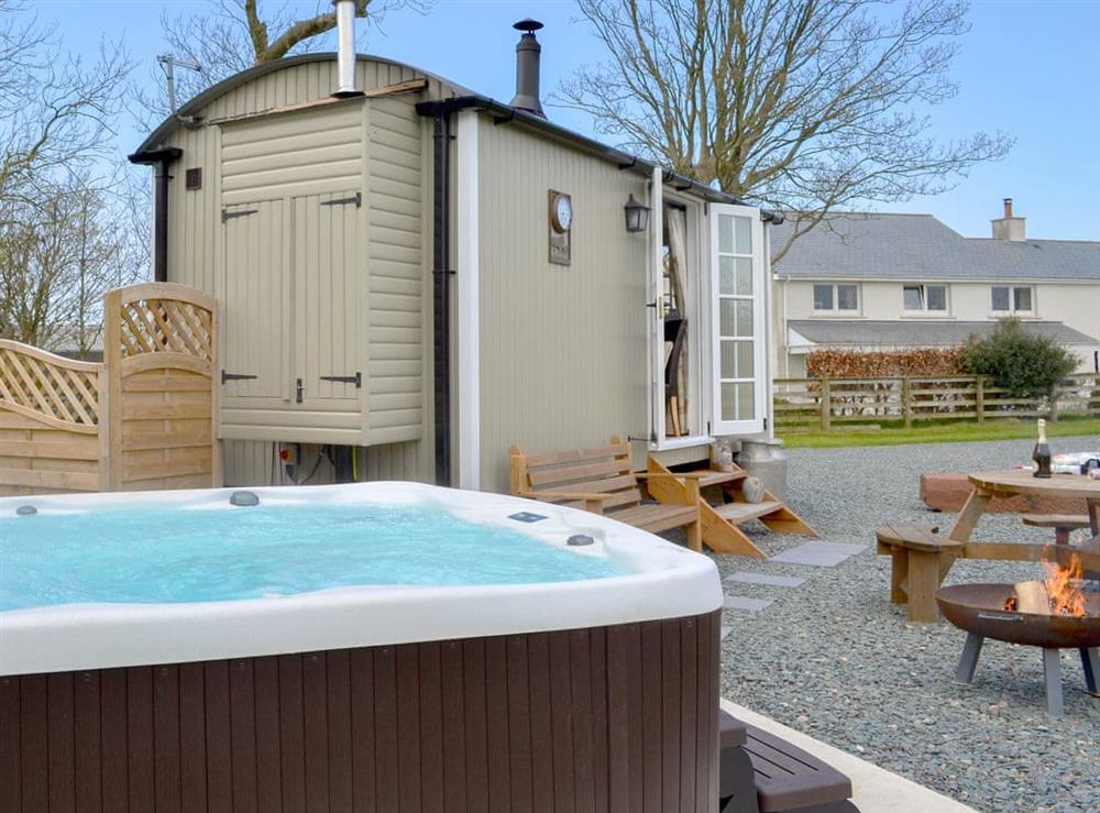 Delightful accommodation with relaxing private hot tub at Greengill Farm Shepherds Hut, 
