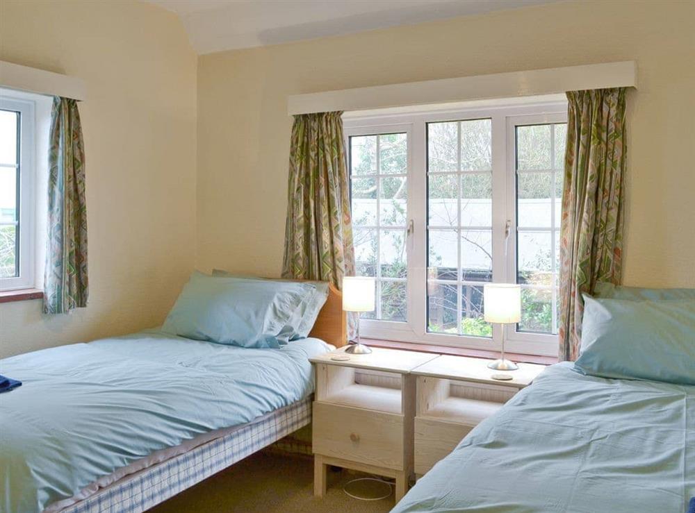 Light and airy twin bedroom at Greenhedges in Budleigh Salterton, Devon