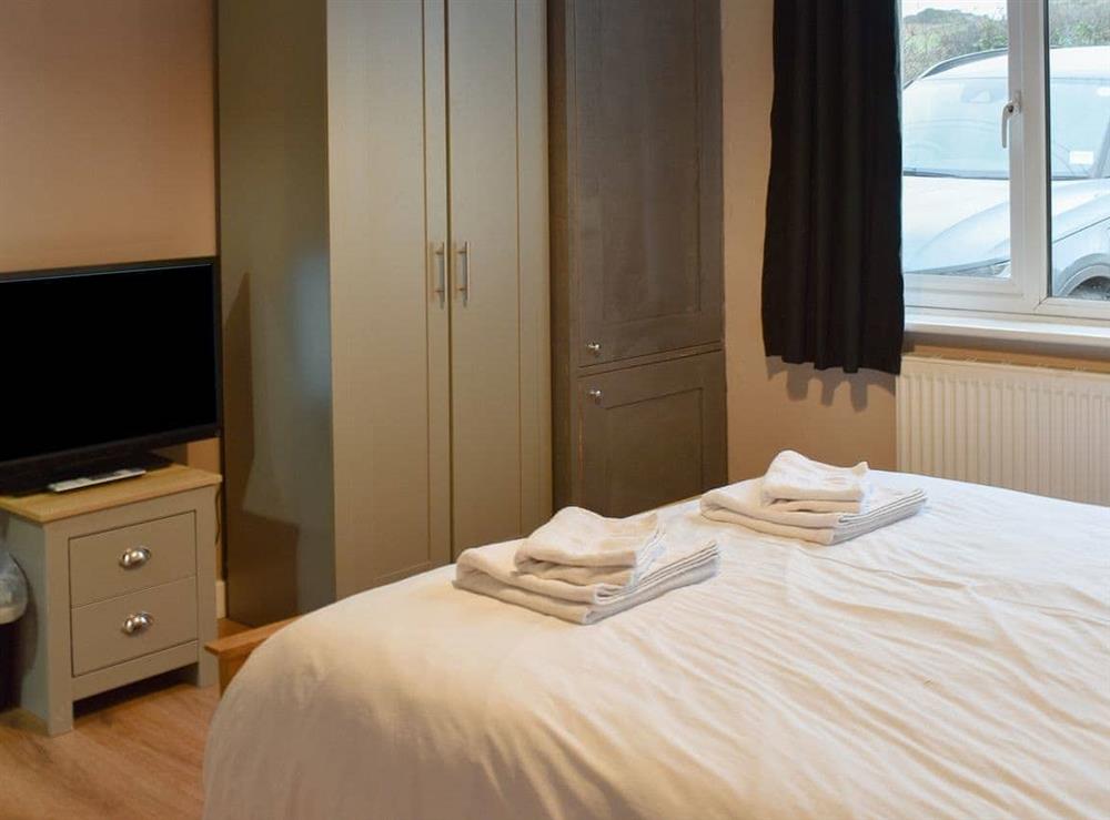 Double bedroom (photo 2) at Greensleeves in Llanfairynghornwy, Anglesey, Gwynedd