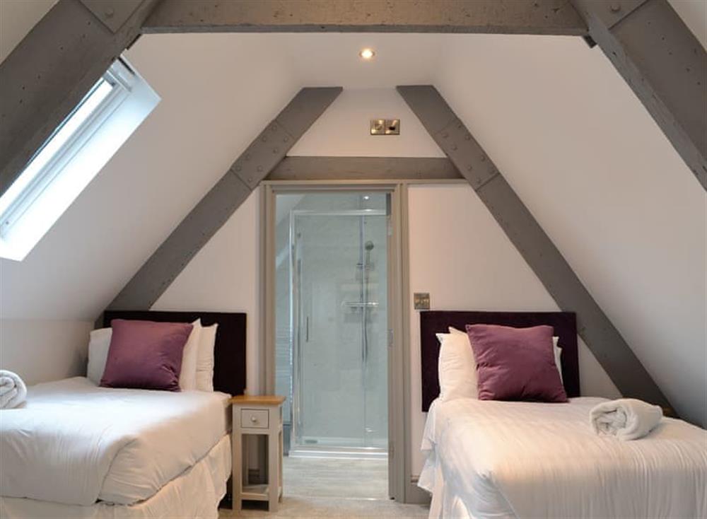 Twin bedroom with en-suite at Grosvenor House 3, 