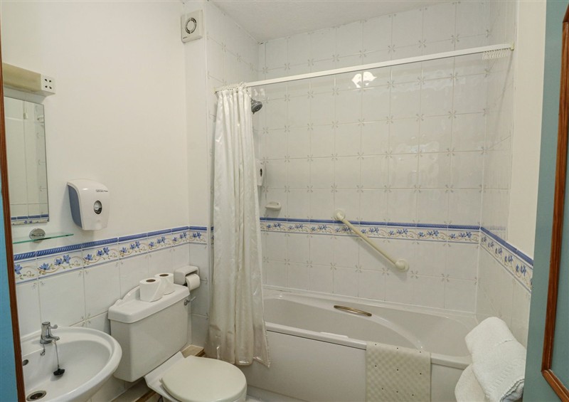 The bathroom (photo 2) at Guillemot, Kingsteignton