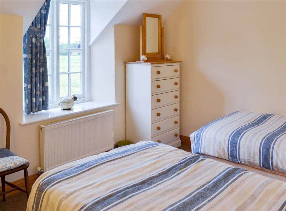 Cosy twin bedroom at Gunluck Cottage in Brompton by Sawdon, North Yorkshire