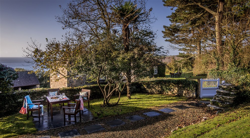 The garden with a patio and outdoor dining furniture at Gwendra Wartha in Truro, Cornwall