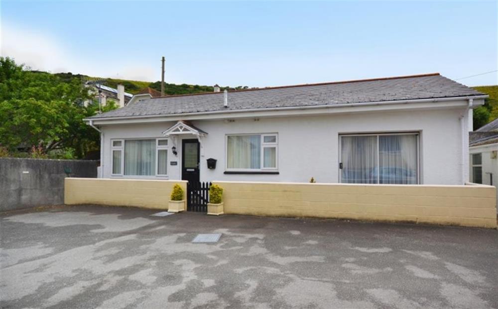A beautifully presented single story property with plenty of onsite parking. at Gypsy in Looe
