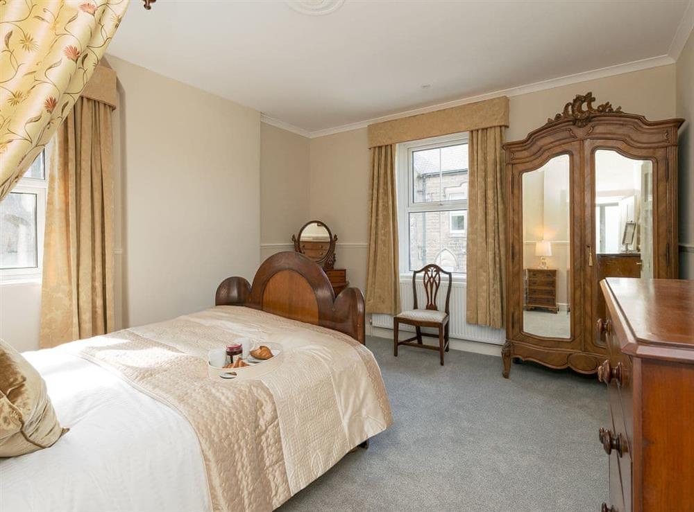 Characterful kingsize half tester bedroom (photo 2) at Haddon Villa in Bakewell, Derbyshire