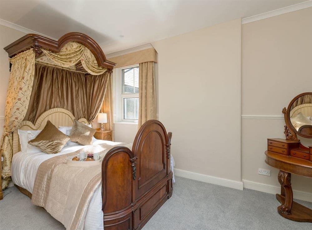 Characterful kingsize half tester bedroom at Haddon Villa in Bakewell, Derbyshire