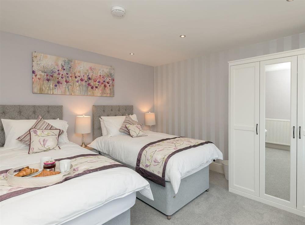 Well presented twin bedroom at Haddon Villa in Bakewell, Derbyshire