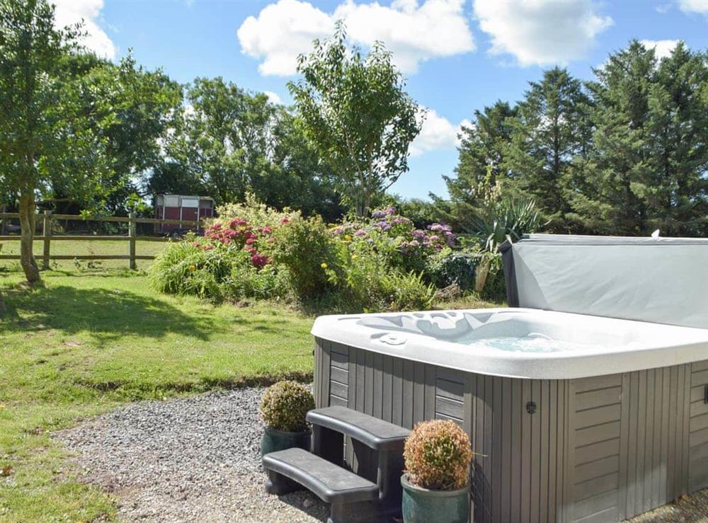 Hot tub at Hafan Fach Cottage in Stackpole, Dyfed