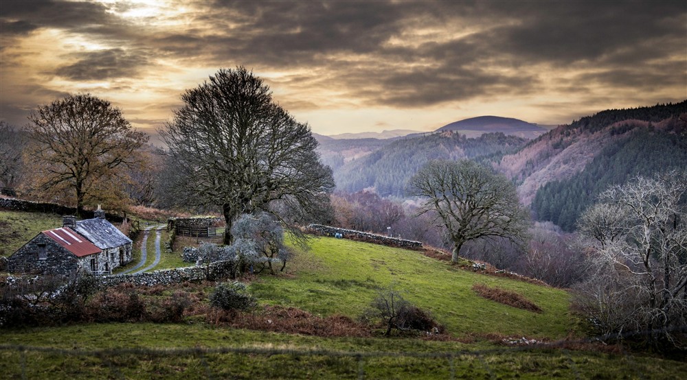 The surrounding area (photo 3) at Hafod Y Fedw in Llanelltyd, Gwynedd