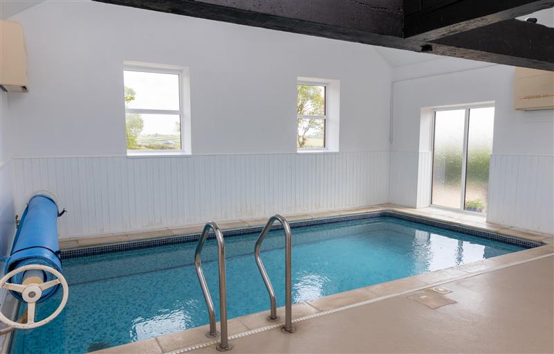 There is a swimming pool at Halcyon Cottage, Torrington