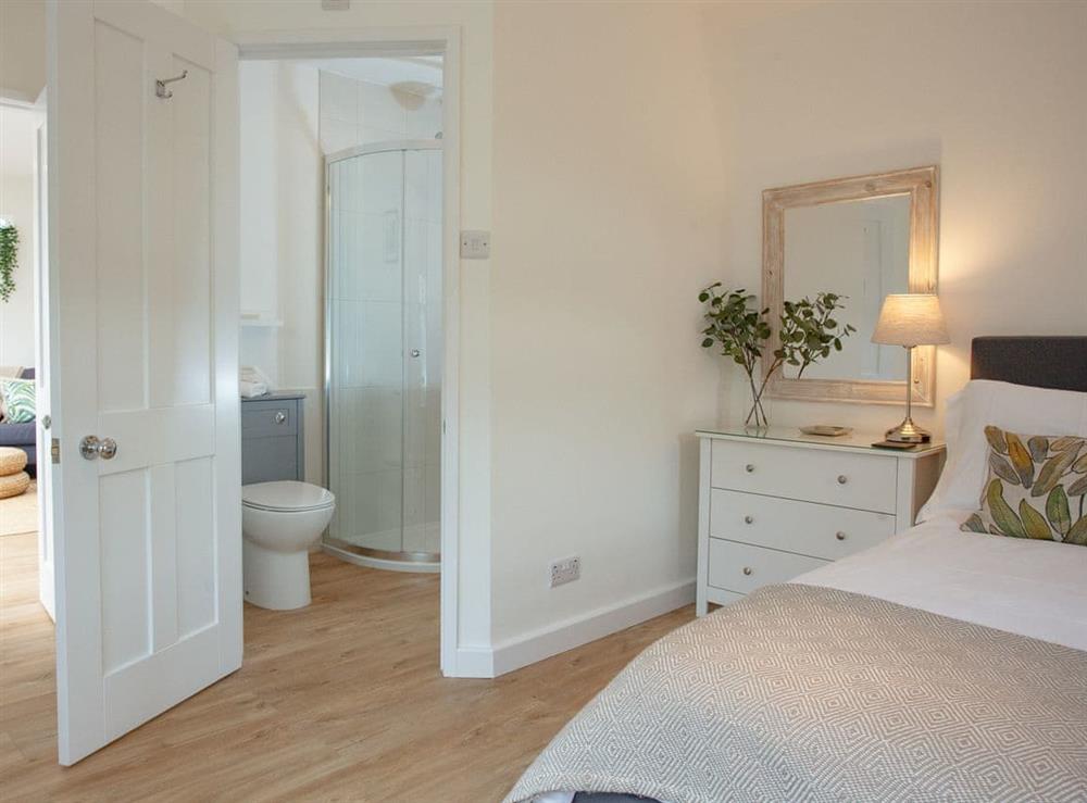 King size bedroom and en suite - ground floor at Haldon View in Lympstone, Devon