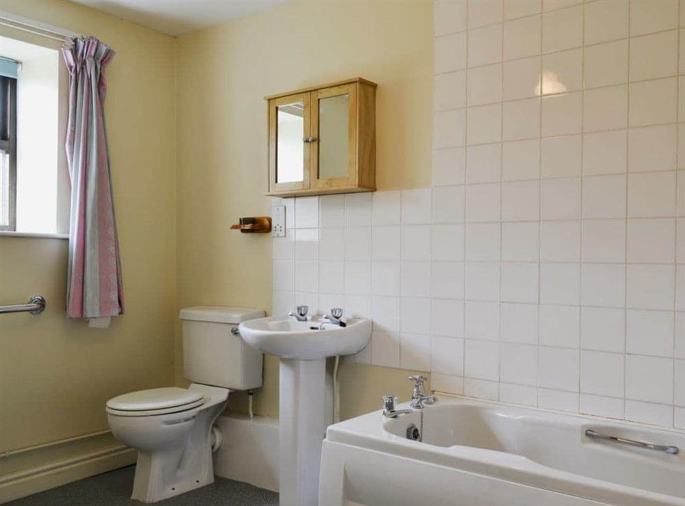 En-suite bathroom (photo 2) at Halford Big Barn in Craven Arms, Shropshire