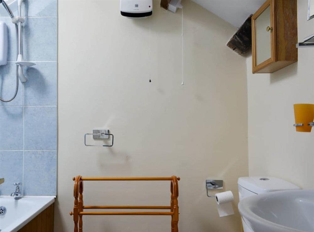 En-suite bathroom (photo 3) at Halford Big Barn in Craven Arms, Shropshire