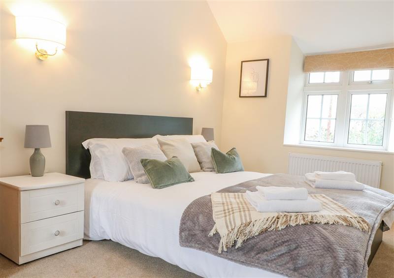 A bedroom in Halfpenny Cottage at Halfpenny Cottage, Lechlade-On-Thames