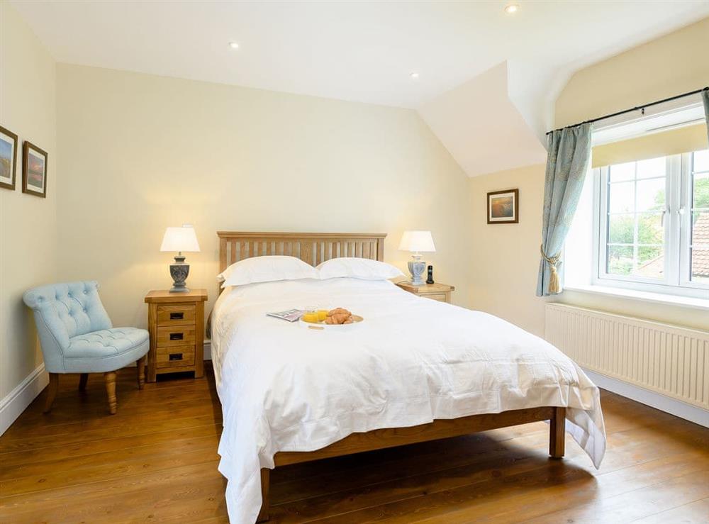 Serene bedroom with kingsize bed and en-suite at Sea Holly Cottage, 