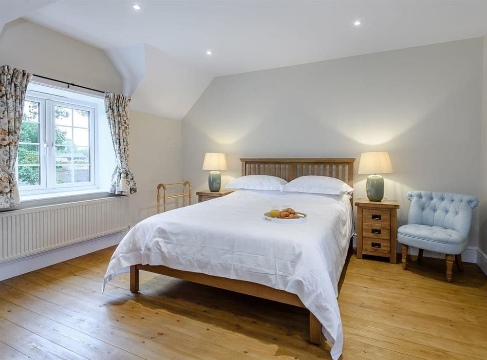 Relaxing bedroom with kingsize bed and en-suite at Sea Lavender Cottage, 