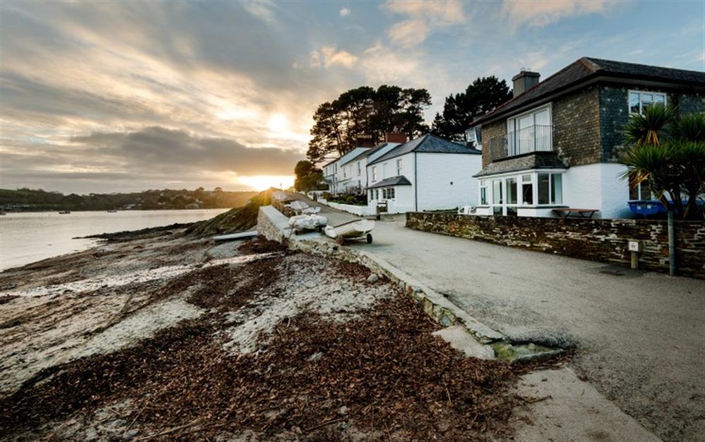 Halliards is located very close to the beach. at Halliards in Helford Passage