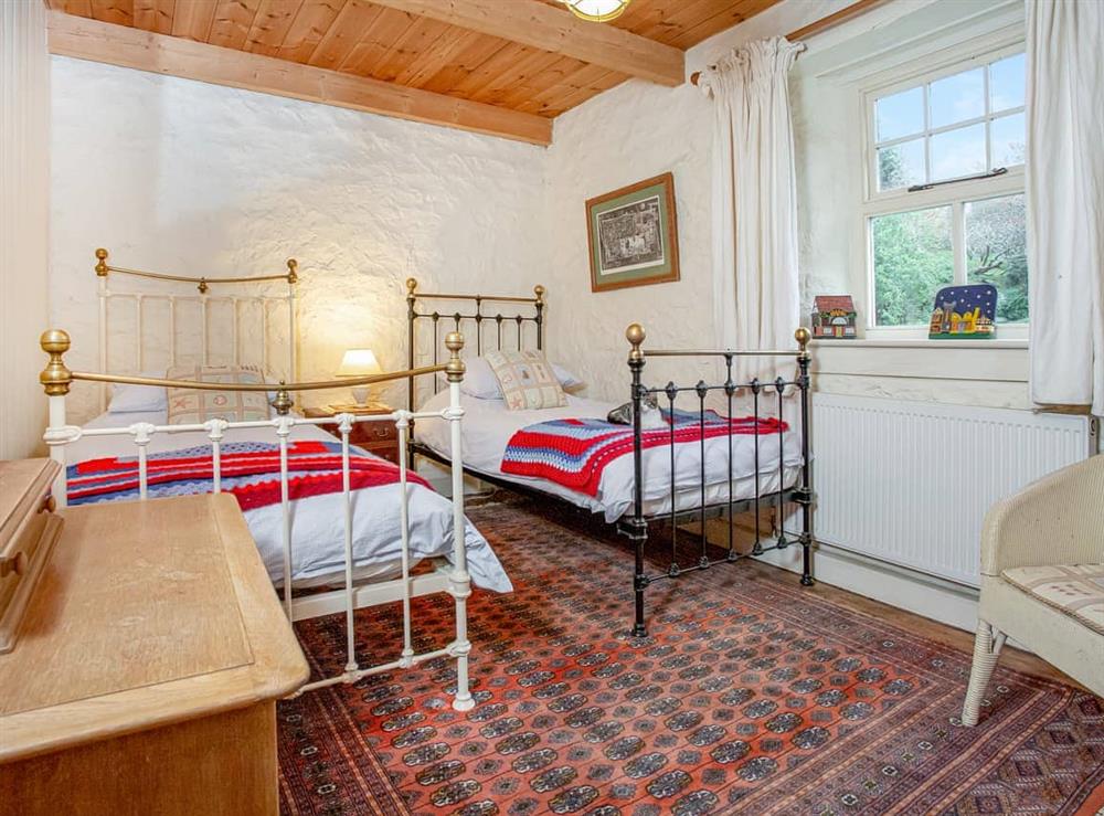 Twin bedroom at Hallowarren Barn in The Lizard, near Falmouth, Cornwall