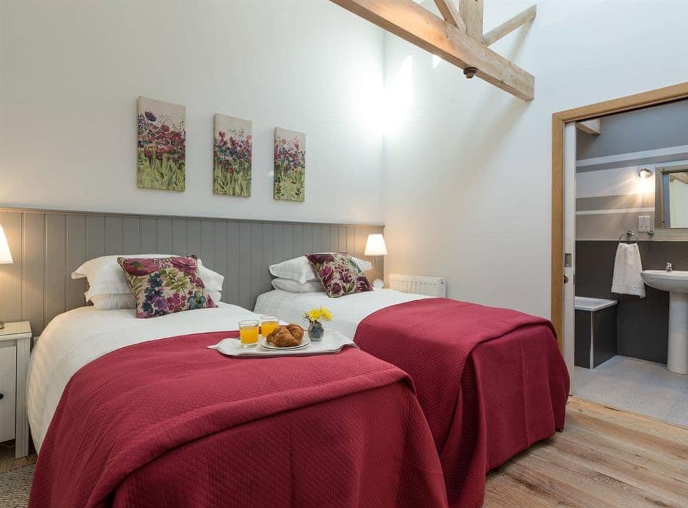 Twin bedroom with en-suite at Daisy Cottage, 