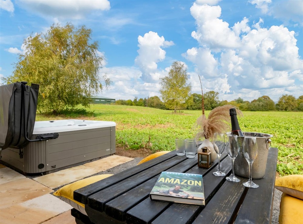 Hot tub at Hambledon Hill Cottage in Sturminster Newton, Dorset