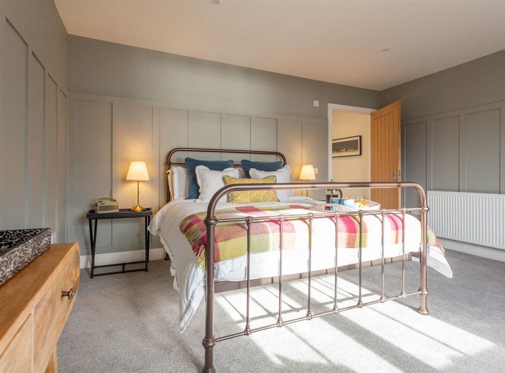 Comfortable en-suite double bedroom at Hamnavoe in Kinlocheil, near Fort William, Inverness-Shire
