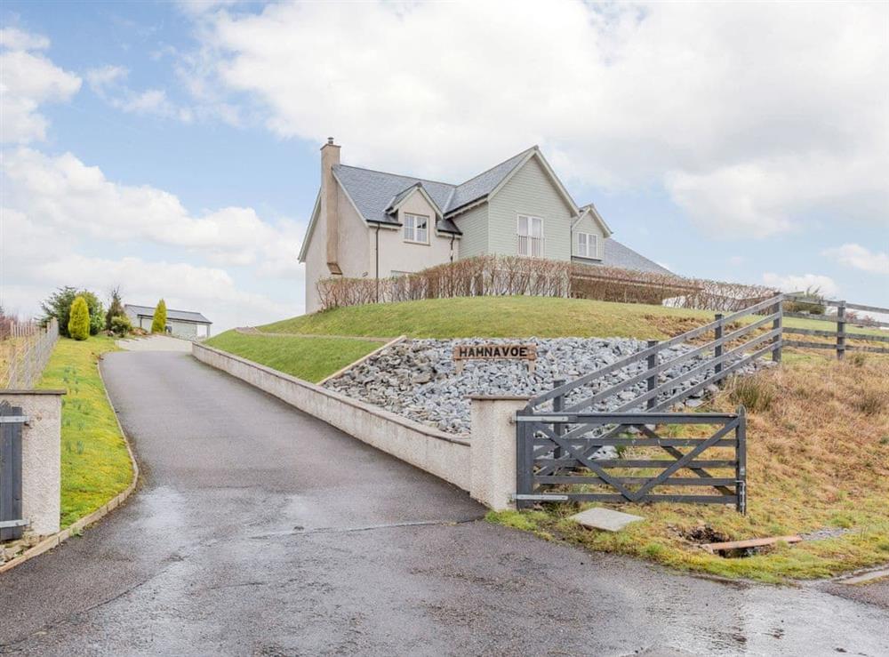 Detached holiday home in an elevated position at Hamnavoe in Kinlocheil, near Fort William, Inverness-Shire