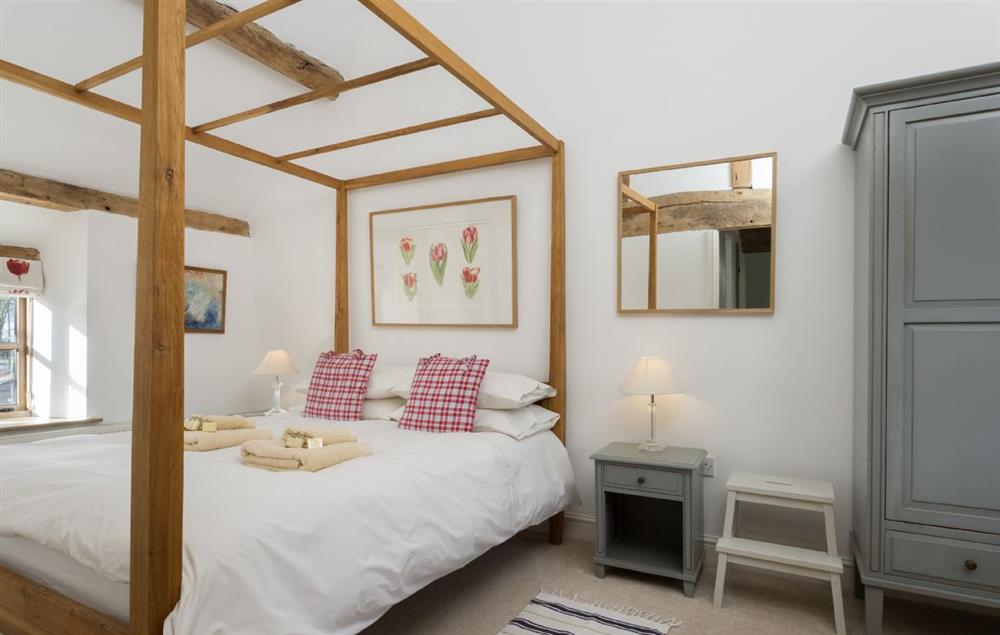Double bedroom with 5’ four-poster bed at Hampton Wafre Cottage, Docklow