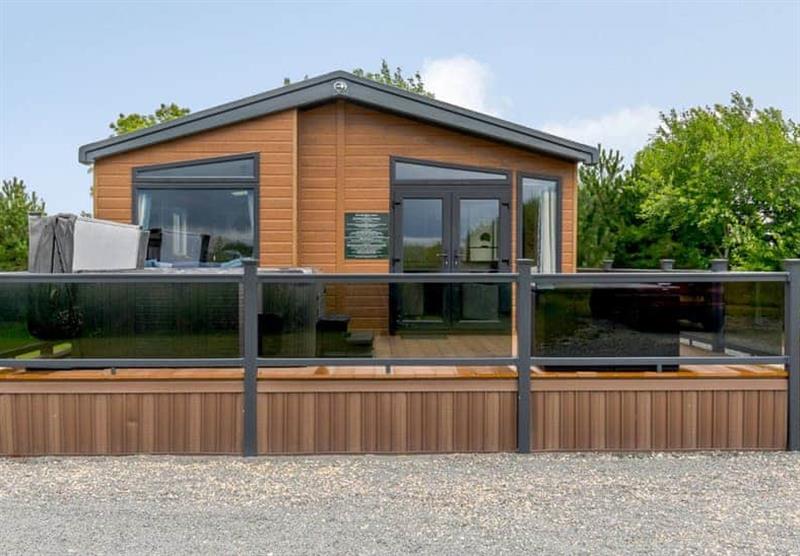 Luxury Lodge with Hot Tub at Hanworth Country Park in Potterhanworth, Lincolnshire