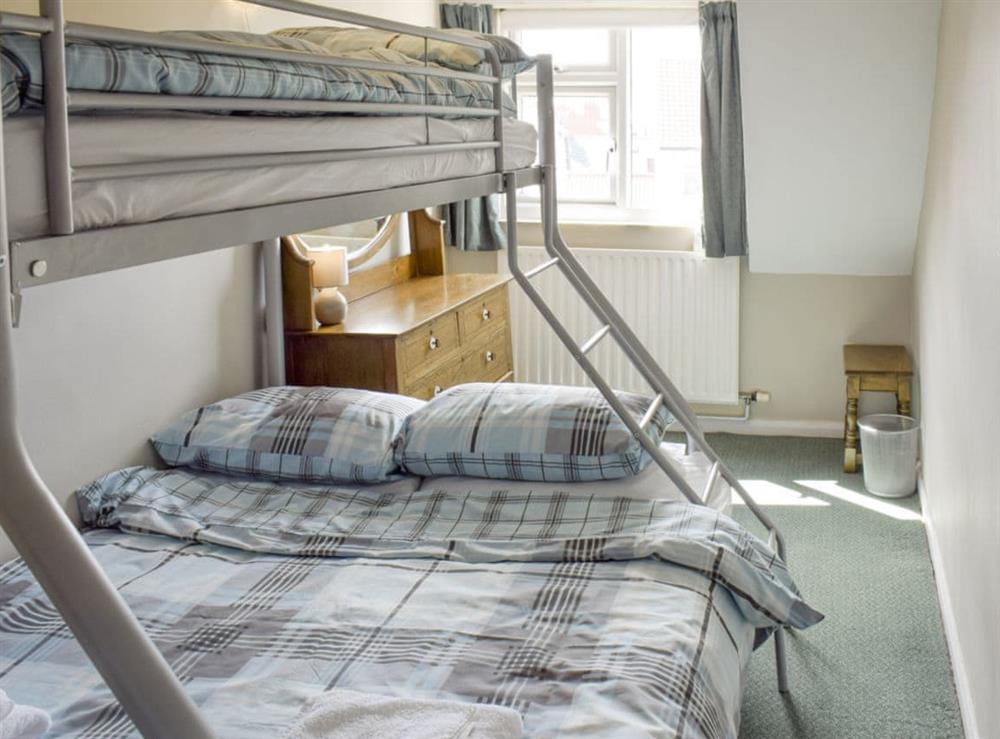 Family bedroom with a ‘double and single’ bunk at Happy Days in Whitby, North Yorkshire
