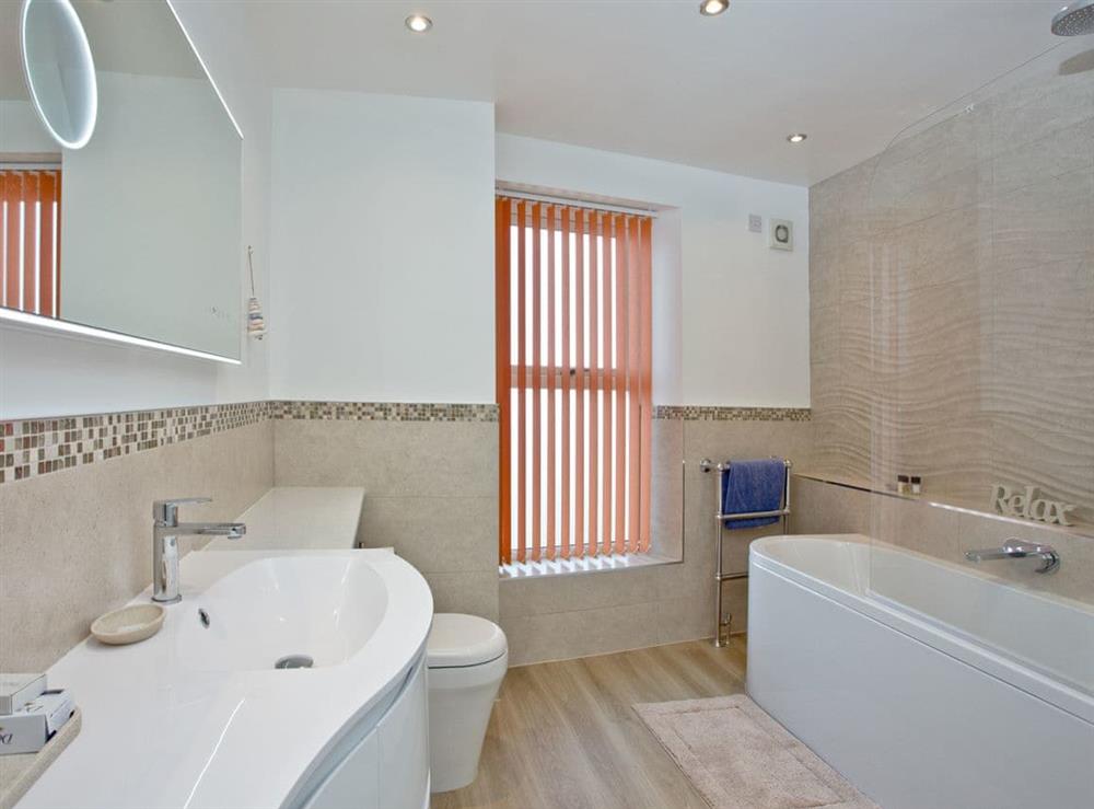 Family bathroom with shower over bath at Happy Place in Brixham, Devon