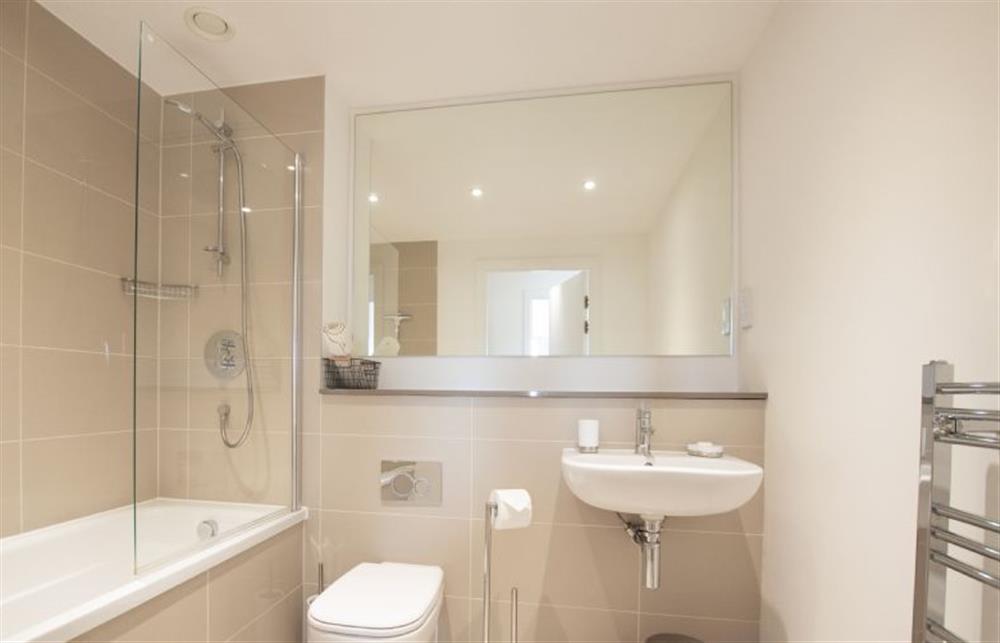 Family bathroom with a bath and overhead shower at Harbour Lights, Newquay 