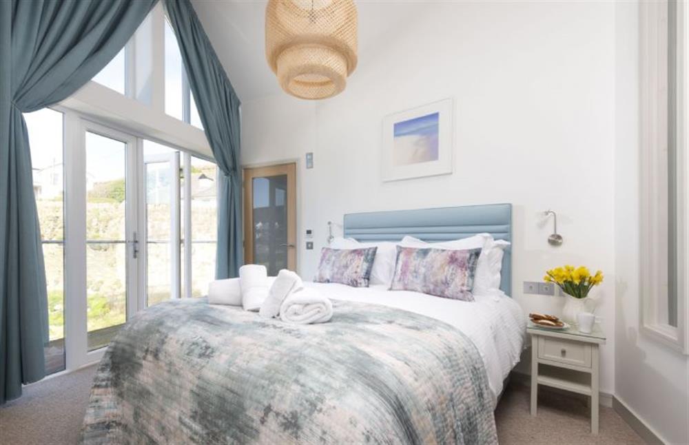 Master bedroom with en-suite at Harbour Masters House, Portreath