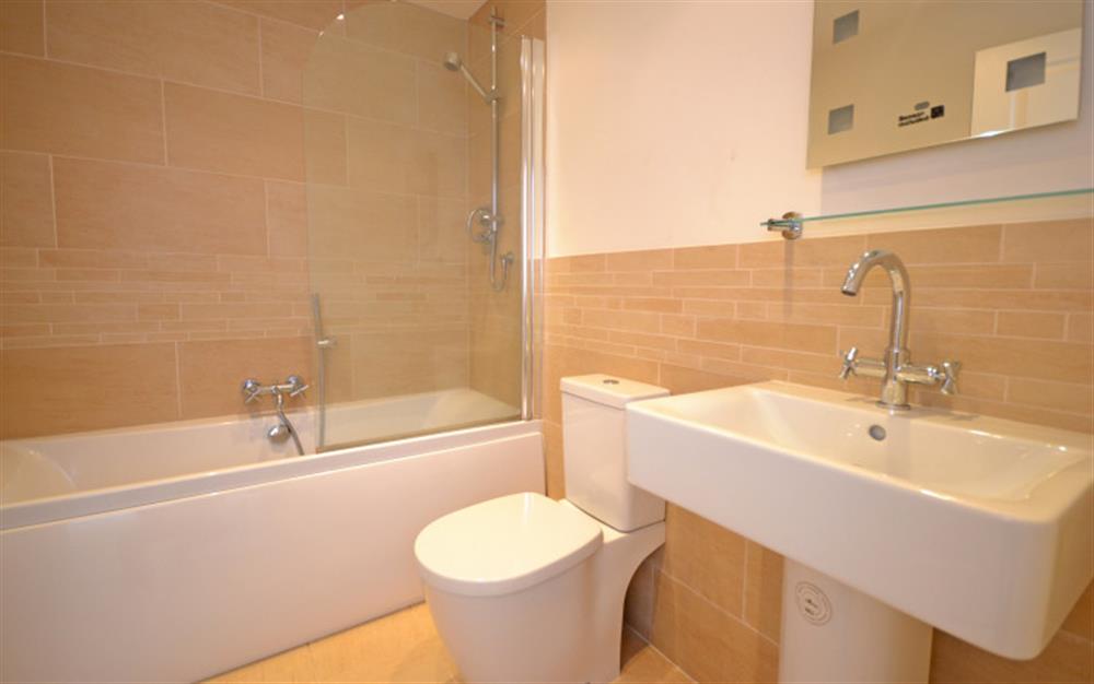 The family bathroom at Harbour View Apartment in Salcombe