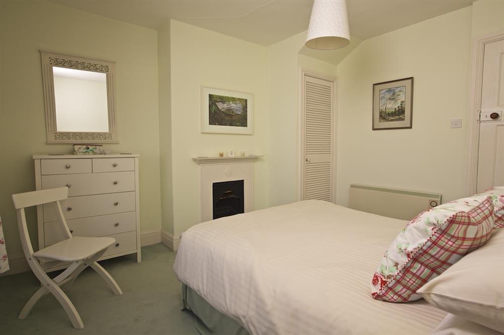 Master bedroom with ensuite (photo 2) at Harbourfield in Herbert Road, Salcombe