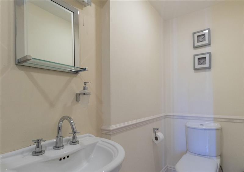 The bathroom at Harbourside Cottage, Brewers Quay Harbour