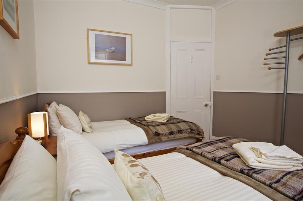 Cosy twin bedroom with en suite (photo 3) at Harbourside in South Town, Dartmouth