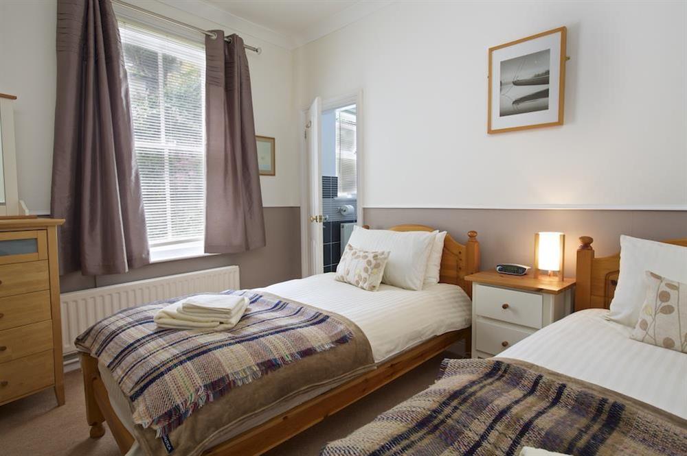 Cosy twin bedroom with en suite at Harbourside in South Town, Dartmouth