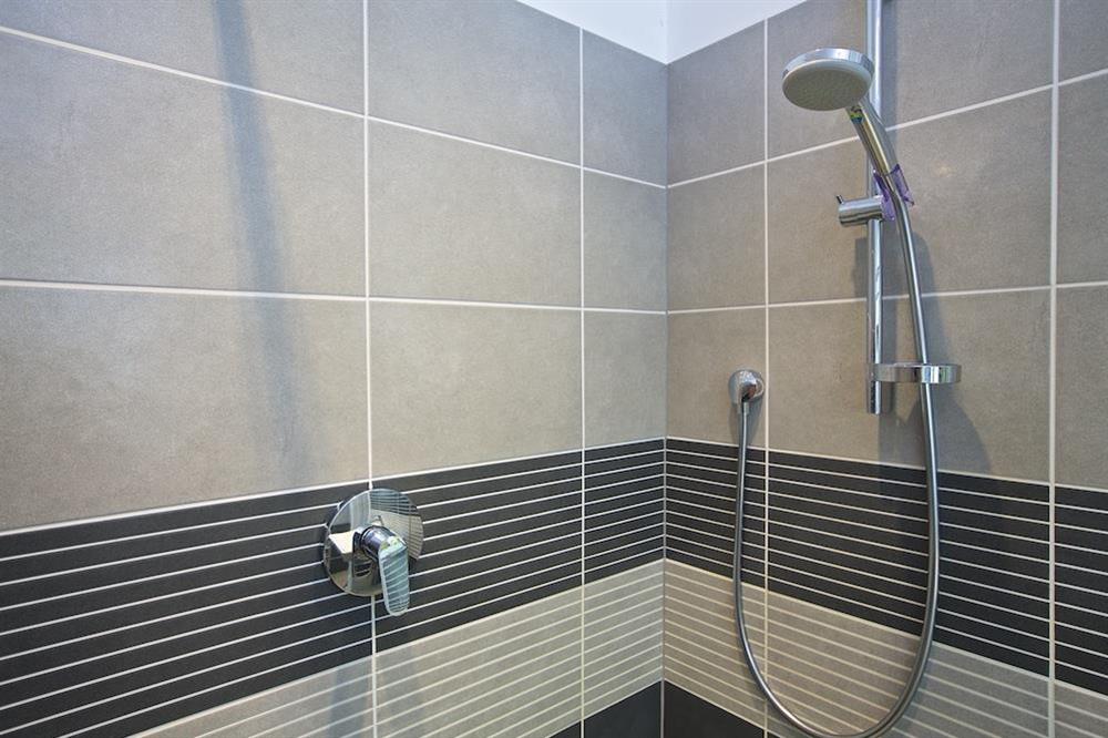 En suite bathroom with shower cubical (photo 2) at Harbourside in South Town, Dartmouth