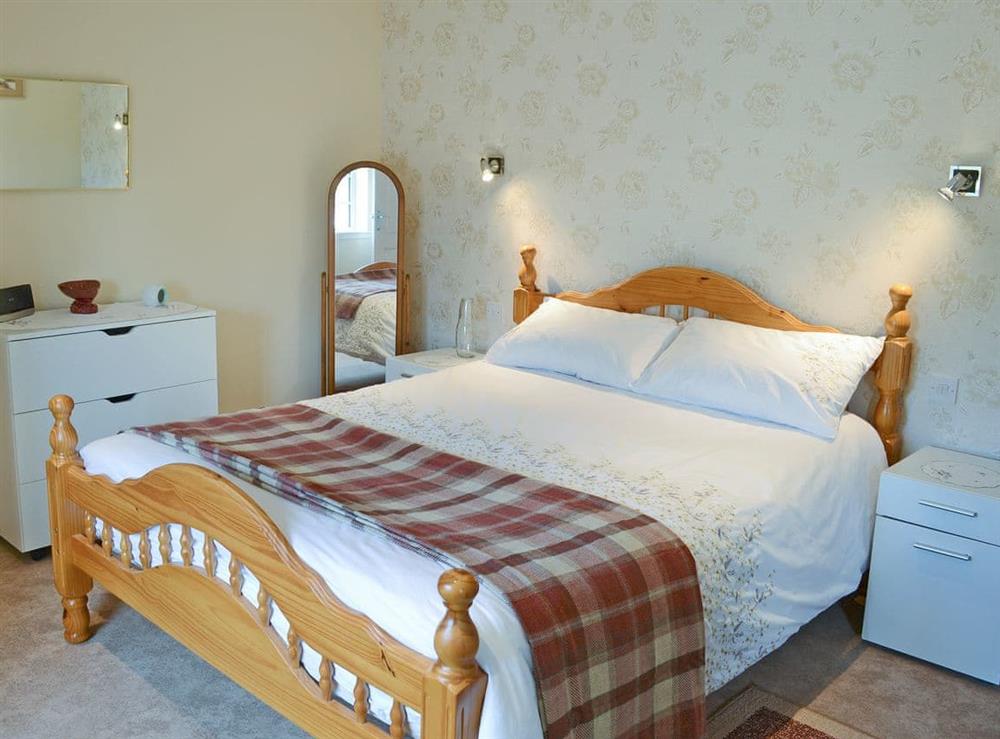 Charming double bedroom at Harland Cottage in Castletown, near Thurso, Caithness