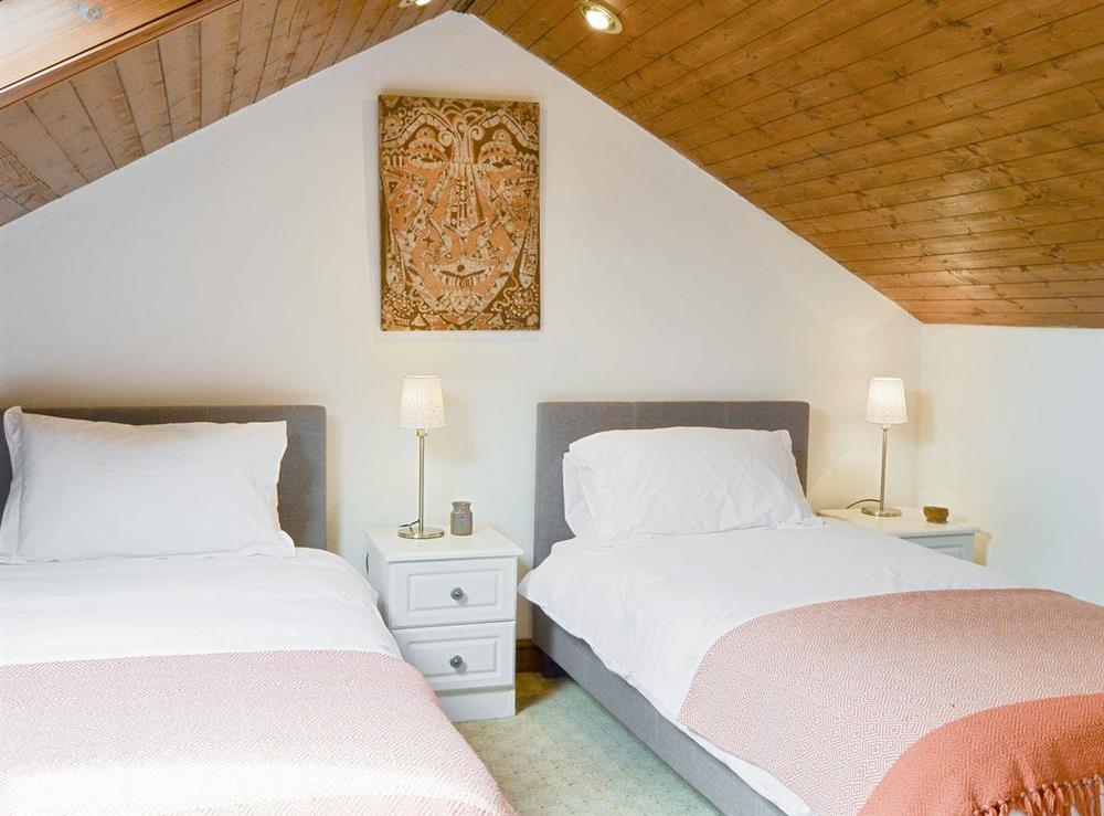 Good-sized twin bedroom at Harrison Barber Cottage in Colnbrook, near Windsor, Berkshire