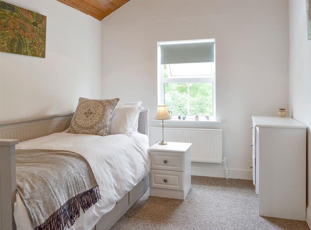 Peaceful single bedroom at Harrison Barber Cottage in Colnbrook, near Windsor, Berkshire