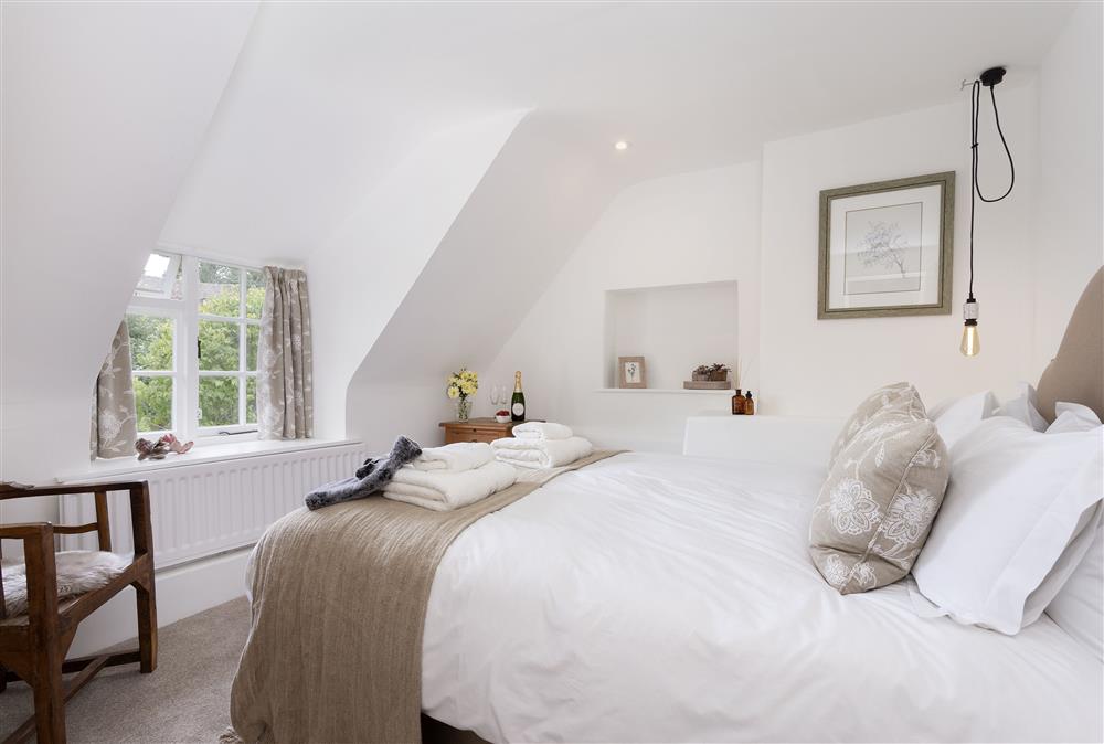 First floor: Bedroom with 5\u0027 king-size Hypnos bed (photo 2) at Harrowby End, Ebrington, near Chipping Campden