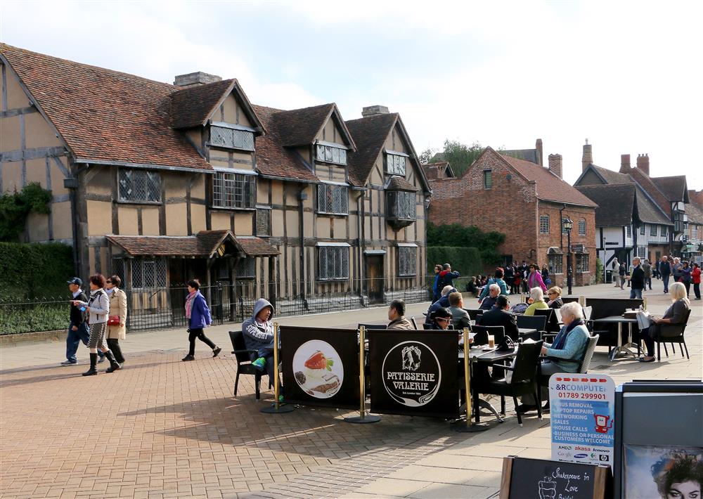 Nearby Stratford-upon-Avon showing Shakespeare’s Birthplace in Henley Street