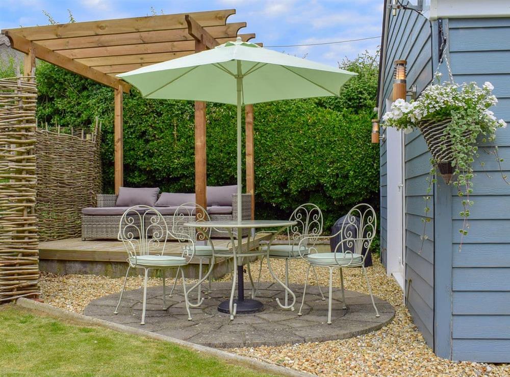 Relaxing sitting-out-area at Harrys Hut in Brighstone, near Freshwater, Isle of Wight